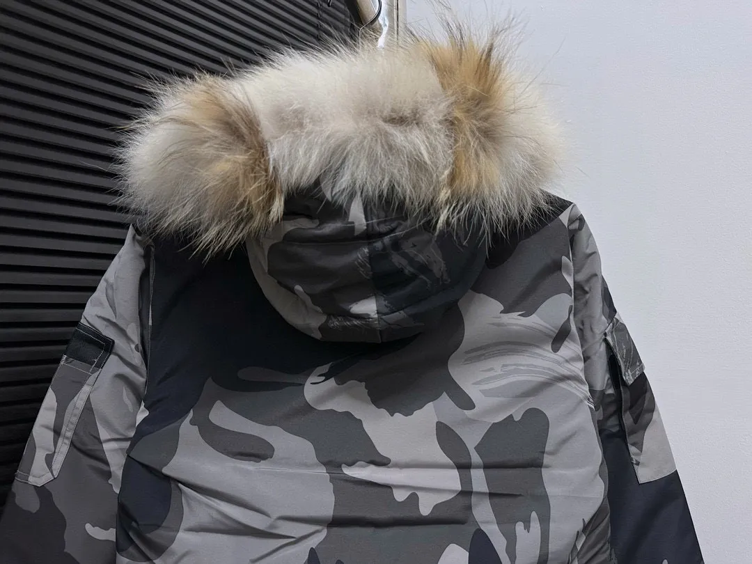 P780 Top Purchasing Version (Wolf Hair Optional) 🇨🇦CANADA GOOES 24 new models 08 models/couple models Factory direct supply: supplying global purchasing agents, micro-business, entities, Tmall, high-end stalls and studio cooperation, free shipping! Canada Goose Expedition Parka 2008 is the same style for men and women. It is mid-length and the most timeless classic. All Arctic and Antarctic scientific expedition teams choose Canada Goose as their cold-proof equipment. It is the Rolls-Royce of down jackets. ➖ Industry-leading anti-counterfeiting chip sensing. ➖ Imported Behringer embroidery machines and customized embroidery labels, the highest level and industry leading. ➖ Imported Korean 21-count polyester-cotton blended original fabric, TC85 waterproof coated fabric, water-repellent, windproof and wear-resistant. ➖ The new national standard 80 white duck down is filled with an average of 520 grams of down. The amount of down filled is industry-leading. ➖ 100% nylon lining with double double-layer sealing design to prevent velvet running, and seamless thread design on the cuffs! ➖ Western Canadian Green Wolf Collar. ➖ Yoshida YKK provides original factory-customized electroplated sliders. YKK two-way lockable zippers are tight and smooth and do not peel off paint. ➖ 3M composite Velcro is durable and the accessories and hardware are all custom-made. Note: Our copywriting is only simple and clear. Instead of bragging about the copywriting, it is better to compare and understand with samples. Only for the purest goose, the most dedicated, the most professional, the highest quality, the highest cost performance!  Size:XS-XXL
